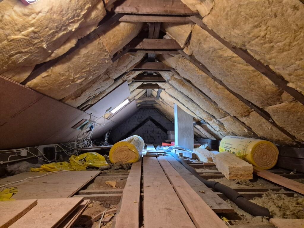 Dachboden mit Dämmstoffrollen vor der Dämmung der obersten Geschossdecke