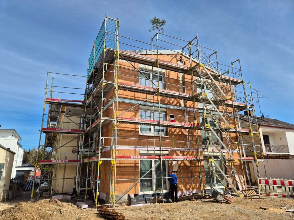 Mehrgeschossiger Holzbau während der Fassadenarbeiten