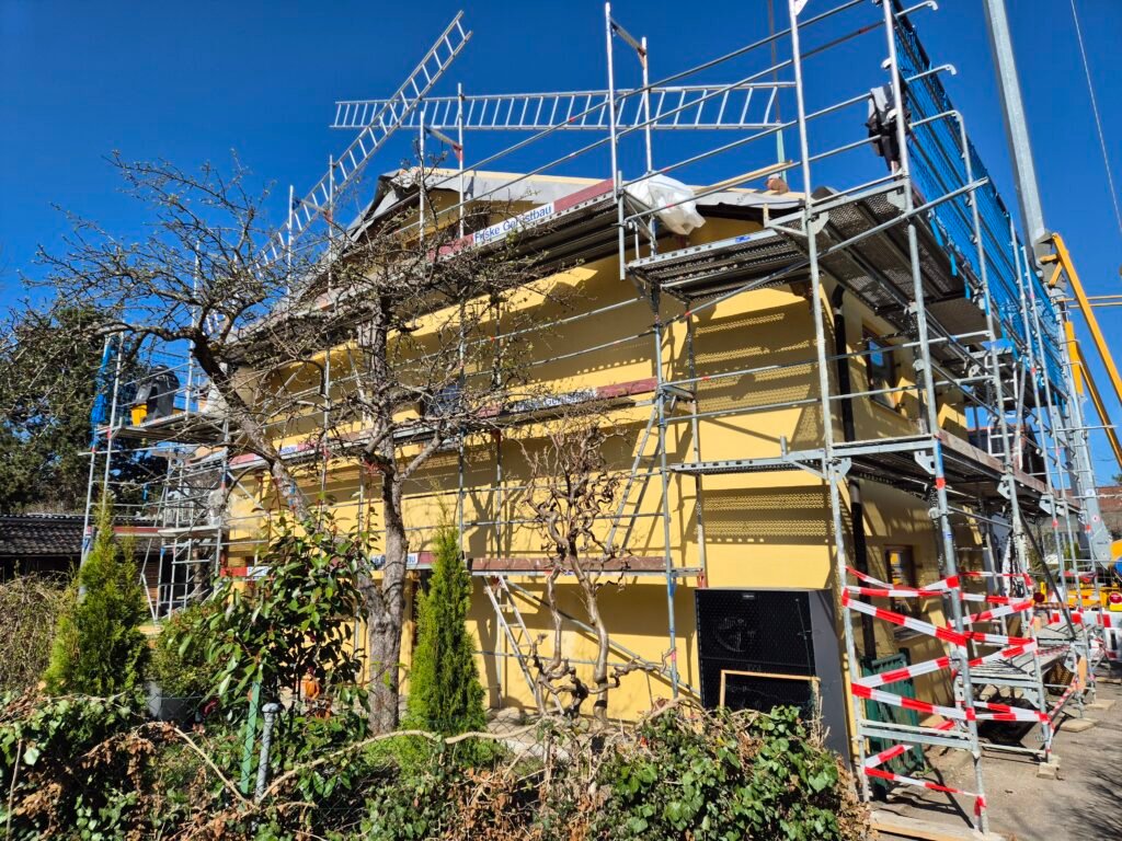 Eingerüsteter Neubau während der Arbeiten an der Gebäudehülle