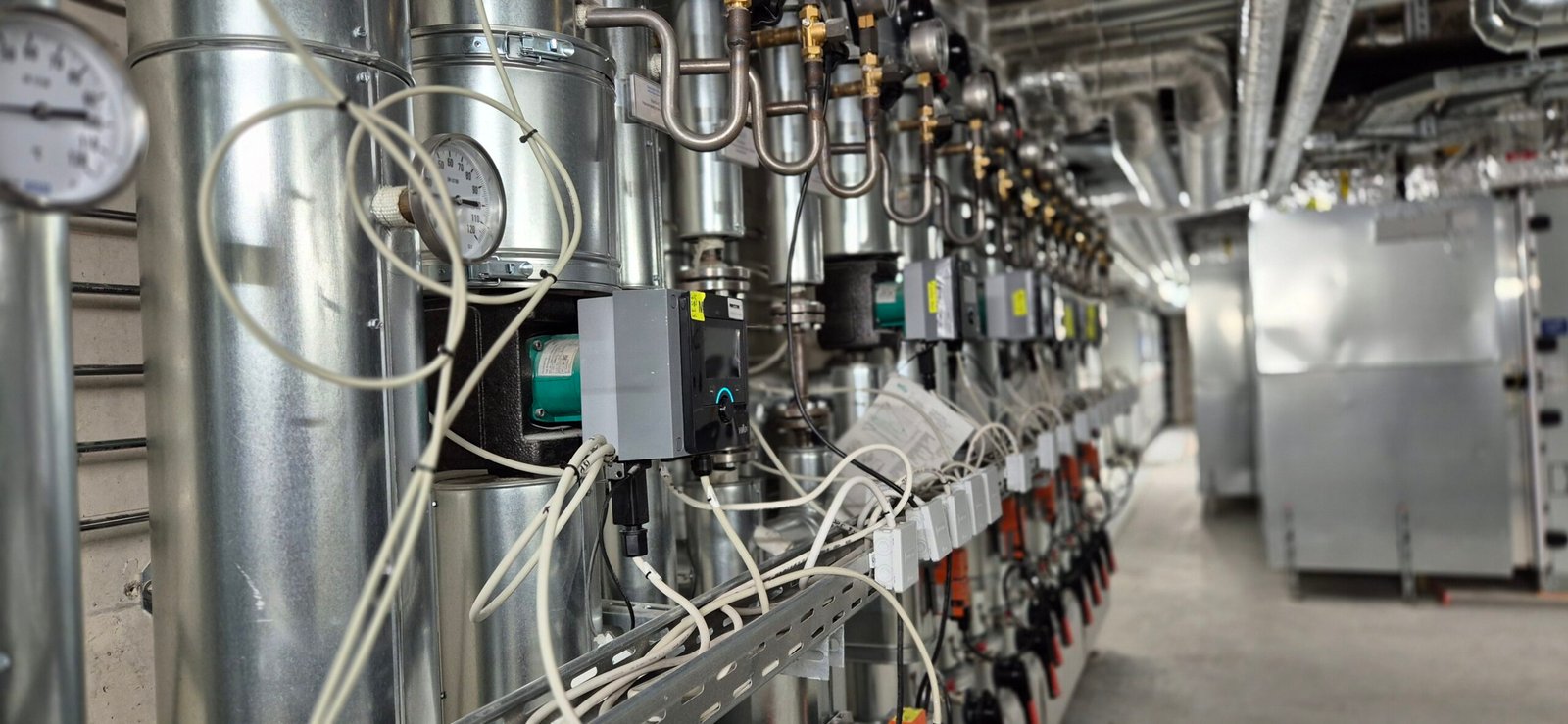 Rohrleitungen, Messgeräte und Regelungstechnik in einer Technikzentrale