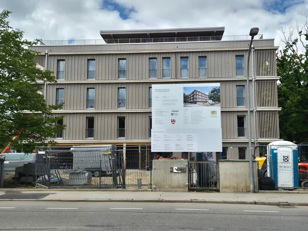 Mehrgeschossiger Neubau mit Holzfassade