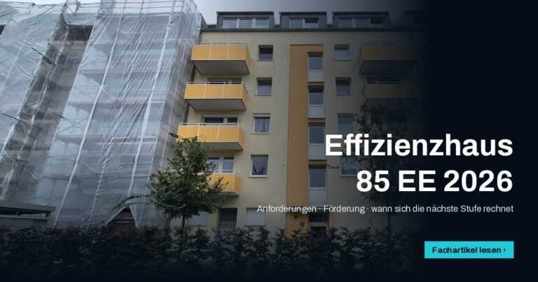 Mehrfamilienhaus, links mit Gerüst in der Fassadensanierung, Titel „Effizienzhaus 85 EE 2026“