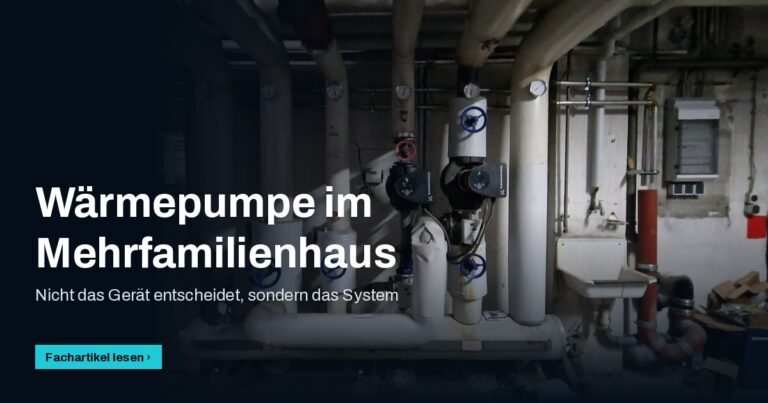 Technikzentrale eines Mehrfamilienhauses mit Heizungsverteiler und Umwälzpumpen, Titel „Wärmepumpe im Mehrfamilienhaus“